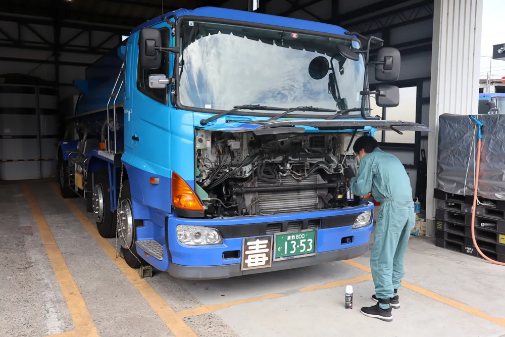 特殊車両の整備作業